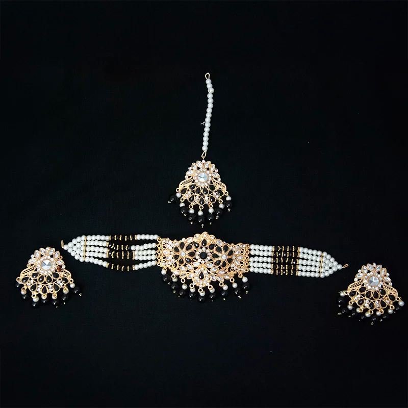 Traditional Pearl and Kundan Jewelry Set